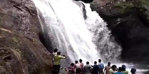 கேரளா: 3 ஆண்டுகளுக்குப் பிறகு மீண்டும் திறக்கப்பட்ட கும்பவுருட்டி அருவி