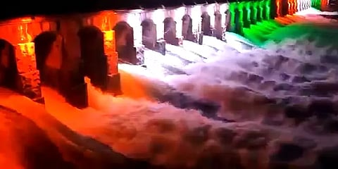 மூவர்ணத்தில் மிளிரும் கேஆர்எஸ் அணை மதகுகள் - சுற்றுலா பயணிகள் பரவசம்