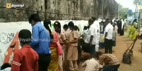 குப்பைமேடாக மாறிய தெருவோர பூங்காவை மாற்றி மேஜிக் செய்த அரசுப்பள்ளி மாணவர்கள்!