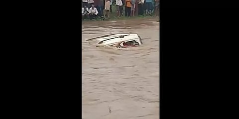 மக்கள் கூச்சலிட்டும் கேட்காத ஓட்டுநர்: காரை அடித்துச்சென்ற காட்டாற்று வெள்ளம்; 3 பேர் பலி