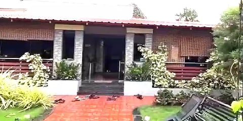 பொள்ளாச்சி: அரசுப்பள்ளி ஆசிரியர் வீட்டின் பூட்டை உடைத்து 44 சவரன் நகை கொள்ளை