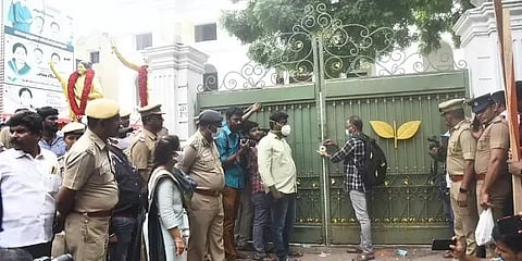 அதிமுக அலுவலகத்திற்கு வைக்கப்பட்ட சீல்... இன்று தெரியுமா முடிவு?