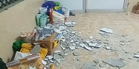 கட்டப்பட்ட 14 ஆண்டுகளில் இடிந்துவிழுந்த மருத்துவமனை மேற்கூரை - அச்சத்தில் நோயாளிகள்