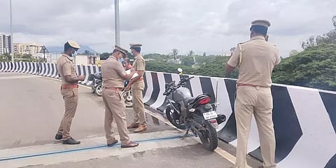 கோவை - திருச்சி மேம்பாலத்தில் விபத்து - 40 அடி உயரத்திலிருந்து தூக்கி வீசப்பட்ட நபர்