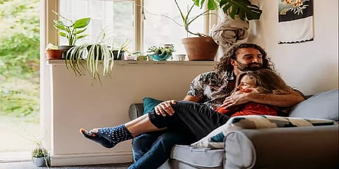 கட்டிப்பிடி வைத்தியத்துக்கு 7100 ரூபாய் வசூலிக்கும் இளைஞர்.. எங்கு தெரியுமா?