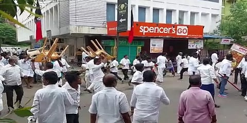 அதிமுக வன்முறை - விரிவான அறிக்கை சமர்ப்பிக்க காவல்துறைக்கு உயர்நீதிமன்றம் உத்தரவு