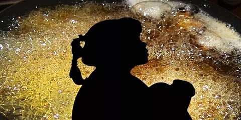 சுட சுட எண்ணெய்யை மகளின் அந்தரங்க பாகத்தில் ஊற்றிய உ.பி., பெண்: பயங்கர சம்பவத்தின் பின்னணி