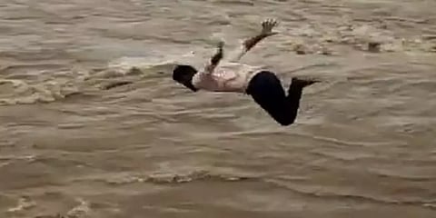 காட்டாற்று வெள்ளத்தில் சம்மர்சாட் டைவ் - மாயமான இளைஞரை தேடும் பணி தீவிரம்