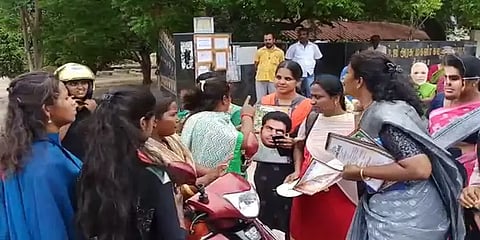 கல்லூரி முன்பு உறுப்பினர் சேர்க்கை முகாம் - பாஜகவினருடன் மாணவிகள் கடும் வாக்குவாதம்