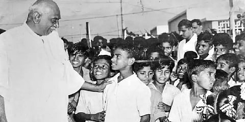 தமிழ்நாட்டின் கல்விக் கண்ணை திறந்த 'படிக்காத மேதை'.. கர்ம வீரரின் ஆட்சி ஏன் பொற்கால ஆட்சி?