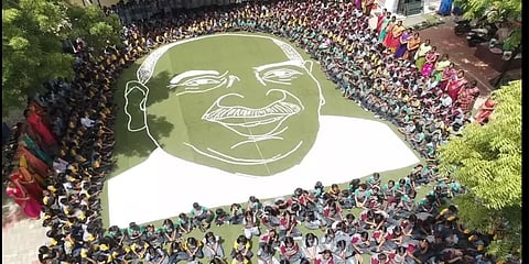 50,000 சாக்பீஸ்களை கொண்டு வடிவமைக்கப்பட்ட காமராஜர் உருவம் - பள்ளி மாணவர்கள் அசத்தல்