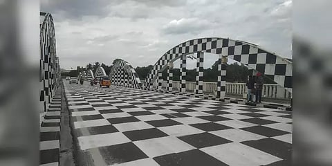 நெருங்கும் ஒலிம்பியாட் தொடர்.. செஸ் போர்டாக மாறிய நேப்பியர் பாலம்!