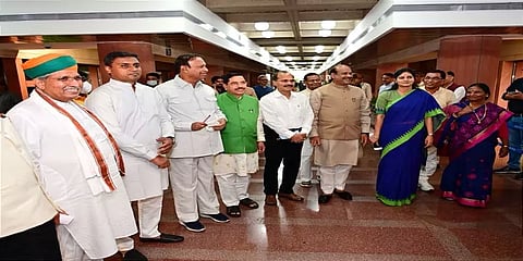 'விவாதிக்க வேண்டிய விவகாரங்கள் நிறைய இருக்கிறது' - சபாநாயகரிடம் வலியுறுத்திய எதிர்கட்சிகள்