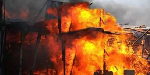 கோயிலுக்குள் இறைச்சியை வீசிய மர்ம நபர்கள் - கடைகளுக்கு தீ வைப்பு; பதற்றம்