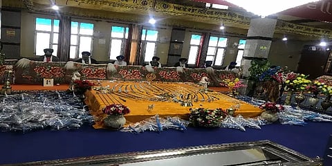 பொம்மை ஏரோ ப்ளைனுடன் குருத்வாராவில் குவியும் பக்தர்கள்.. என்னதான் காரணம்?