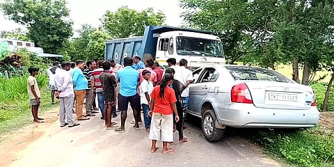 சாலை விபத்து: காதுகுத்து நிகழ்ச்சியில் கலந்து கொள்ள காரில் சென்ற 2 இளைஞர்கள் பலி