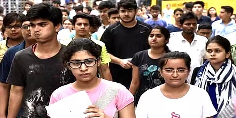 ”விலங்கியல் கேள்விகள் எளிமையாக இருந்தது” - நீட் தேர்வு குறித்து மாணவிகள் கருத்து