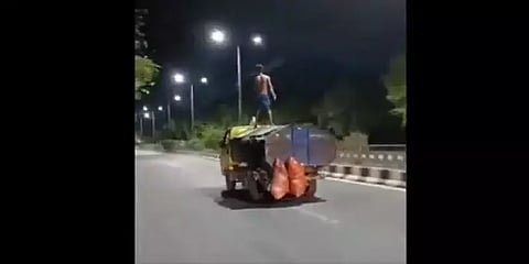 குப்பை வண்டி மீது ஏறி கெத்தாக தண்டால் எடுத்த இளைஞர் - 'சடன்' பிரேக் போட்டதால் பரிதாபம்