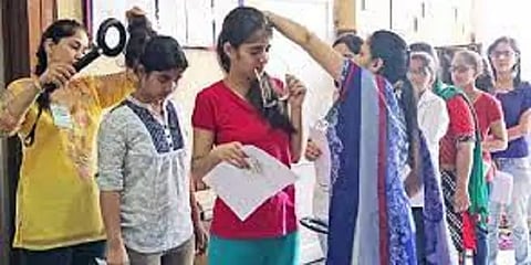 ’’உள்ளாடையை கழற்றச் சொன்னார்கள்’ - கண்ணீர்விட்ட நீட் மாணவிகள்.. கேரளாவில் நிகழ்ந்த கொடூரம்