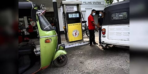 பாகிஸ்தானை தொடர்ந்து இலங்கையிலும் குறைக்கப்பட்ட பெட்ரோல் டீசல் விலை!