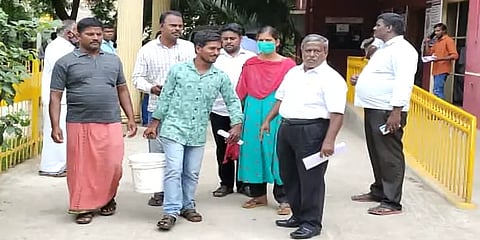 தேர்தலில் பட்டியலின பெண்ணை ஆதரித்த நபர்களை ஊரைவிட்டு ஒதுக்கி வைத்ததாக அதிர்ச்சி புகார்!