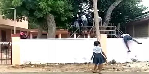 காலை 9 மணிவரை திறக்கப்படாத அரசுப்பள்ளி - மாணவர்கள் என்ன செய்தார்கள் தெரியுமா?