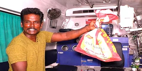 வீட்டினுள் புகுந்த நல்ல பாம்பு: பிடிக்க முயன்ற பாம்பு பிடி வீரரை கடித்ததால் பரபரப்பு