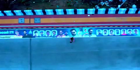 மஹா படத்தை வெற்றியடையச் செய்வோம்: 1000 அடி நீளத்திற்கு ப்ளக்ஸ் வைத்த சிம்பு ரசிகர்கள்