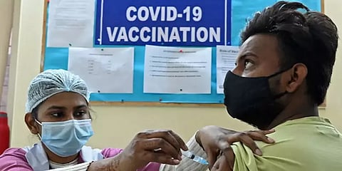 `இந்தியாவில் 200 கோடி பேருக்கு கொரோனா தடுப்பூசி போட்டாச்சு’- மத்திய சுகாதார அமைச்சகம்