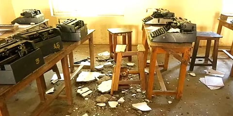 காரைக்காலில் திடீரென விழுந்த அரசுப் பள்ளி மேற்கூரை... நல்வாய்ப்பாக தப்பித்த மாணவர்கள்!