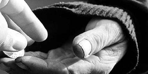 யாசகம் கேட்பதுபோல் நடித்து ரூ.8 ஆயிரம் பணத்தை களவாடிய திருநங்கை - போலீஸ் விசாரணை