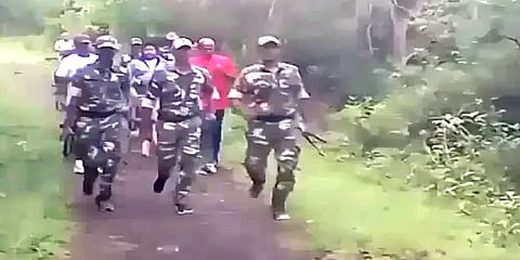 வனப்பகுதியில் துப்பாக்கி ஏந்திய அதிரடிப்படை பாதுகாப்புடன் ஜாக்கிங் சென்ற அமைச்சர்