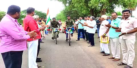 விழிப்புணர்வு சைக்கிள் பயணம்: லடாக் சென்று திரும்பிய இளைஞர்களுக்கு பாராட்டு