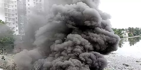 சென்னை: ஏரியில் இருந்து கிளம்பிய கரும்புகை – காரணம் தெரியாமல் அதிகாரிகள் ஆய்வு