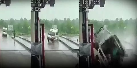 அதிவேகத்தில் சுங்கச் சாவடியில் மோதிய ஆம்புலன்ஸ்-பதறவைக்கும் சிசிடிவி காட்சிகள்; 4 பேர் பலி