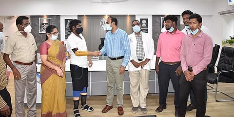 கோவை: மின்சாரம் தாக்கி கை, கால்களை இழந்த இளைஞர்... அரசு மருத்துவர்கள் செய்த சாதனை