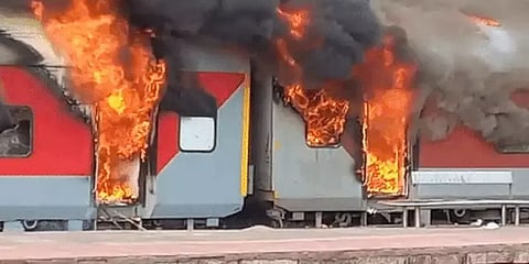 அக்னிபத் எதிர்ப்பு போராட்டம் - இந்திய ரயில்வேக்கு இத்தனை கோடிகள் இழப்பா?