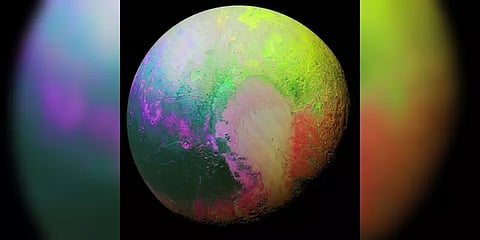 வானவில் வண்ணத்தில் ஜொலிக்கும் புளுட்டோவின் புகைப்படத்தை பகிர்ந்த நாசா!