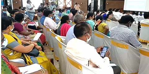 சென்னை மேயர் பங்கேற்ற கூட்டத்தில் ஜாலியாக 'விக்ரம்' படத்தை பார்த்து ரசித்த அதிகாரிகள்?