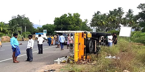 கட்டுப்பாட்டை இழந்து சாலையில் கவிழ்ந்த டெம்போ – 4 பெண்கள் உட்பட 16 தொழிலாளர்கள் காயம்