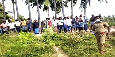 அழுகிய நிலையில் கிணற்றில் கிடந்த இரண்டு ஆண் சடலங்கள் - போலீசார் விசாரணை