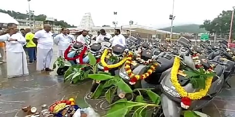 திருப்பதி ஏழுமலையான் கோயிலுக்கு 25 எலக்ட்ரிக் ஸ்கூட்டர்களை வழங்கிய டிவிஎஸ் நிறுவனம்