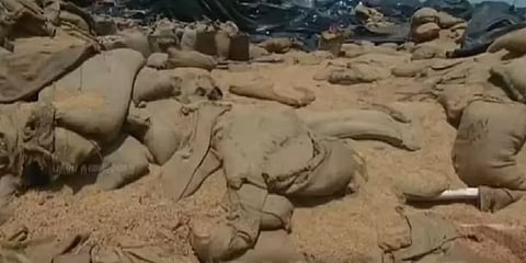 தஞ்சையில் கனமழை.. ஆயிரக்கணக்கான நெல் மூட்டைகள் மழையில் நனைந்து சேதம்