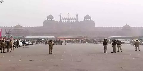 டெல்லி செங்கோட்டையில் பார்வையாளர்களுக்கு தடை - என்ன காரணம்?