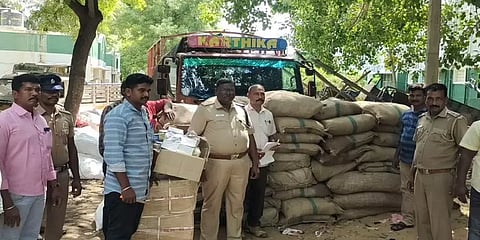 நாயின் மீது மோதிய மினி லாரியை துரத்தி சென்ற போலீசாருக்கு காத்திருந்த அதிர்ச்சி!