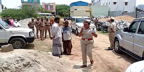 அரசு மருத்துவர் வீட்டில் 200 சவரன் நகை கொள்ளை: டாக்டர் வீட்டிலேயே முகாமிட்ட மோப்ப நாய்!