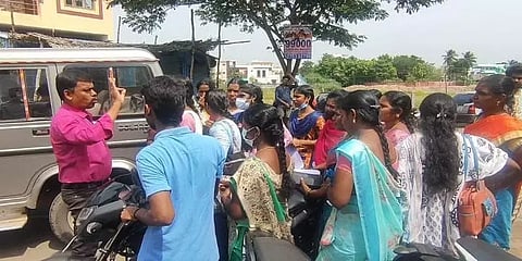 தாமதமாக வந்தவர்களுக்கு அனுமதி இல்லை - போராட்டம் நடத்திய குரூப் 4 தேர்வர்கள்!