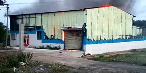 விழுப்புரம்: மின்கசிவால் தீப்பற்றி எரிந்த பஞ்சு குடோன்