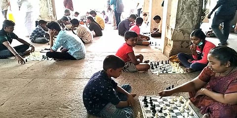 செஸ் ஒலிம்பியாட்: பூவனூர் சதுரங்க வல்லபநாதர் ஆலயத்தில் விழிப்புணர்வு செஸ் விளையாட்டு