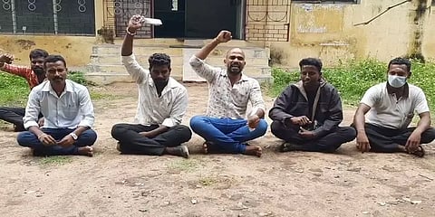 “வேலையும் கெடைக்கல..பணமும் திருப்பி தரல”.. கால்நடை துறை அதிகாரியின் ஆபிஸ் முன்பு போராட்டம்